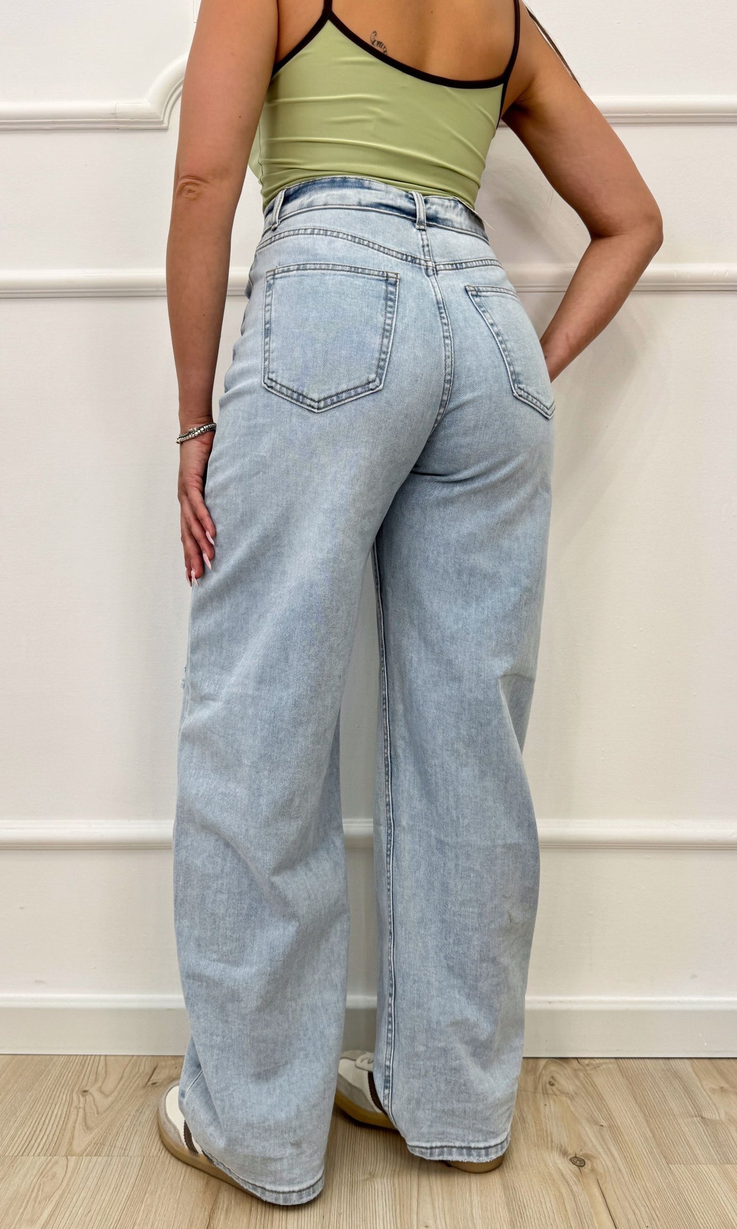 Jeans con cinturino risvoltato