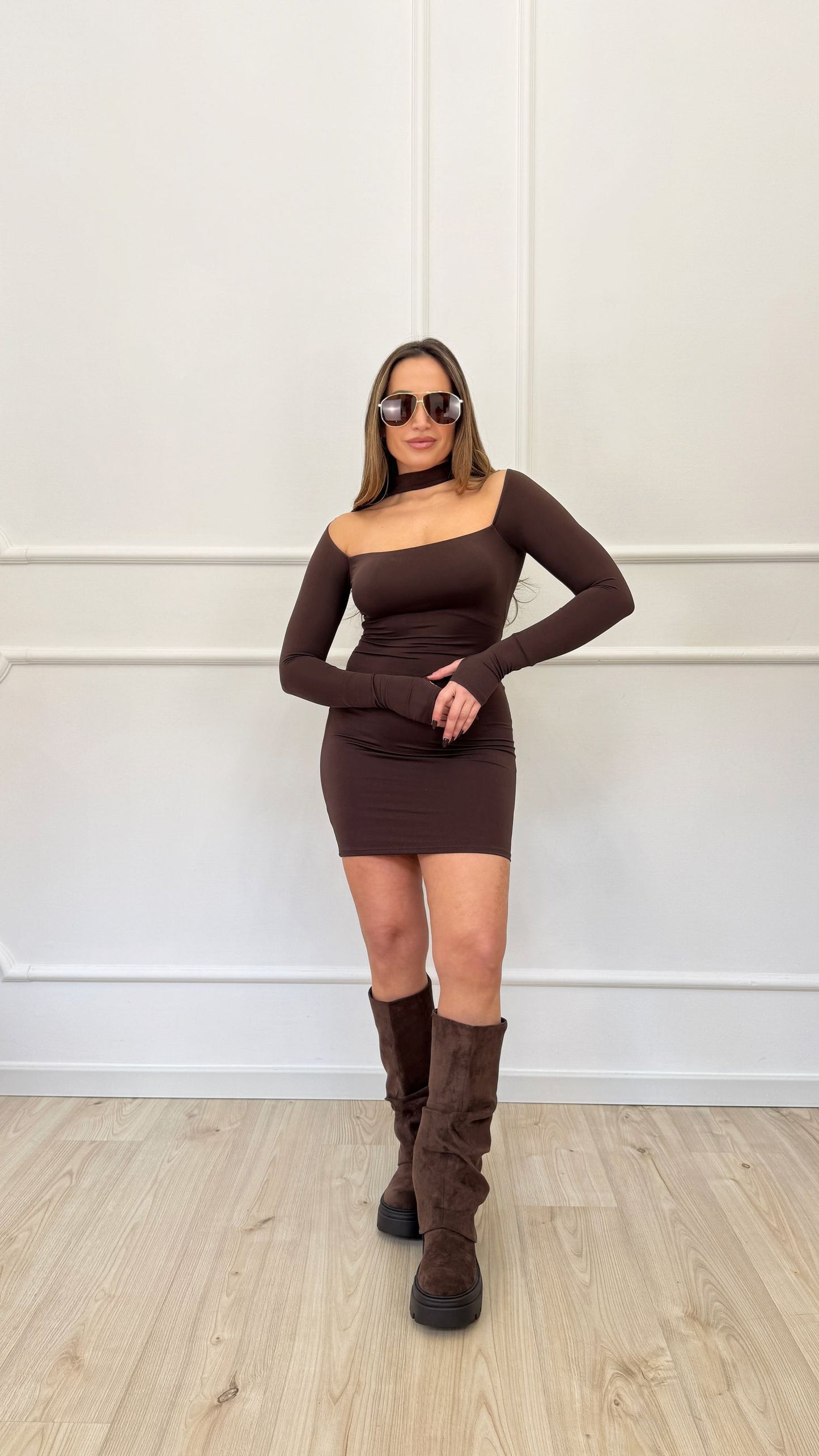 Vestito con collarino