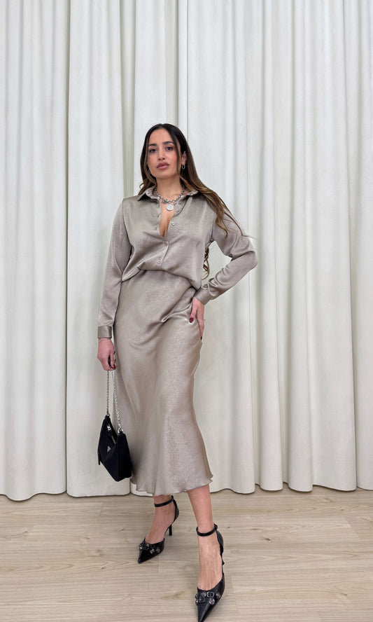 Completo in satin con gonna