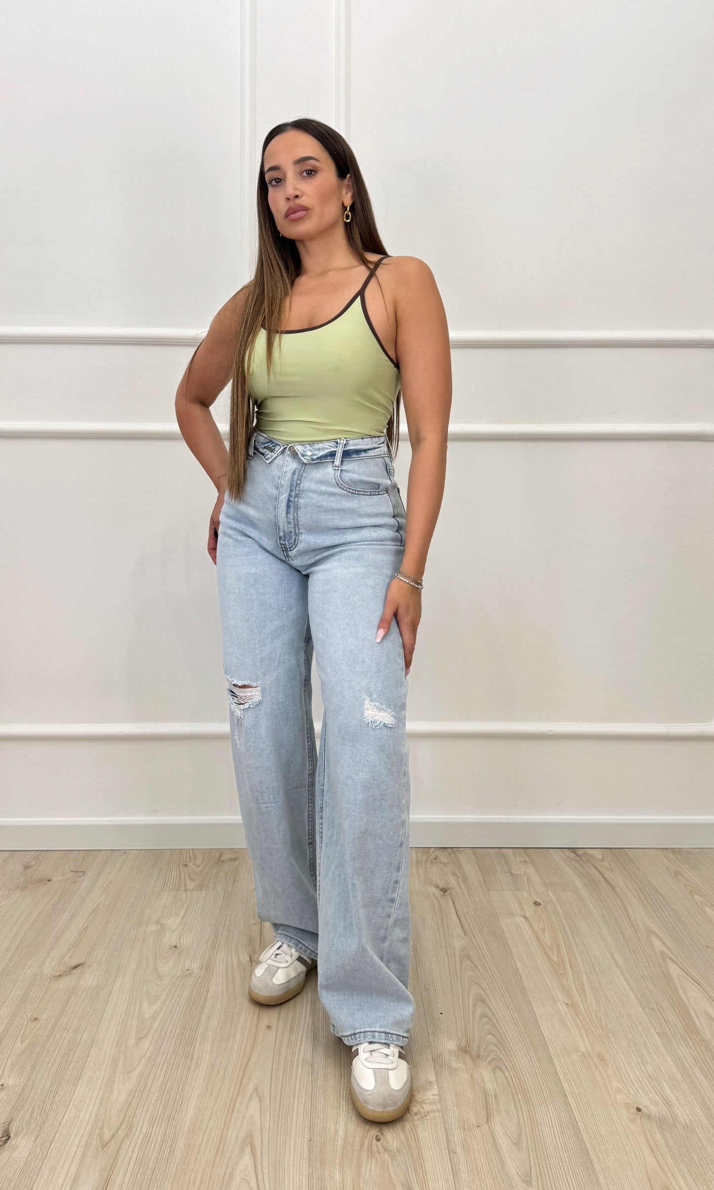 Jeans con cinturino risvoltato