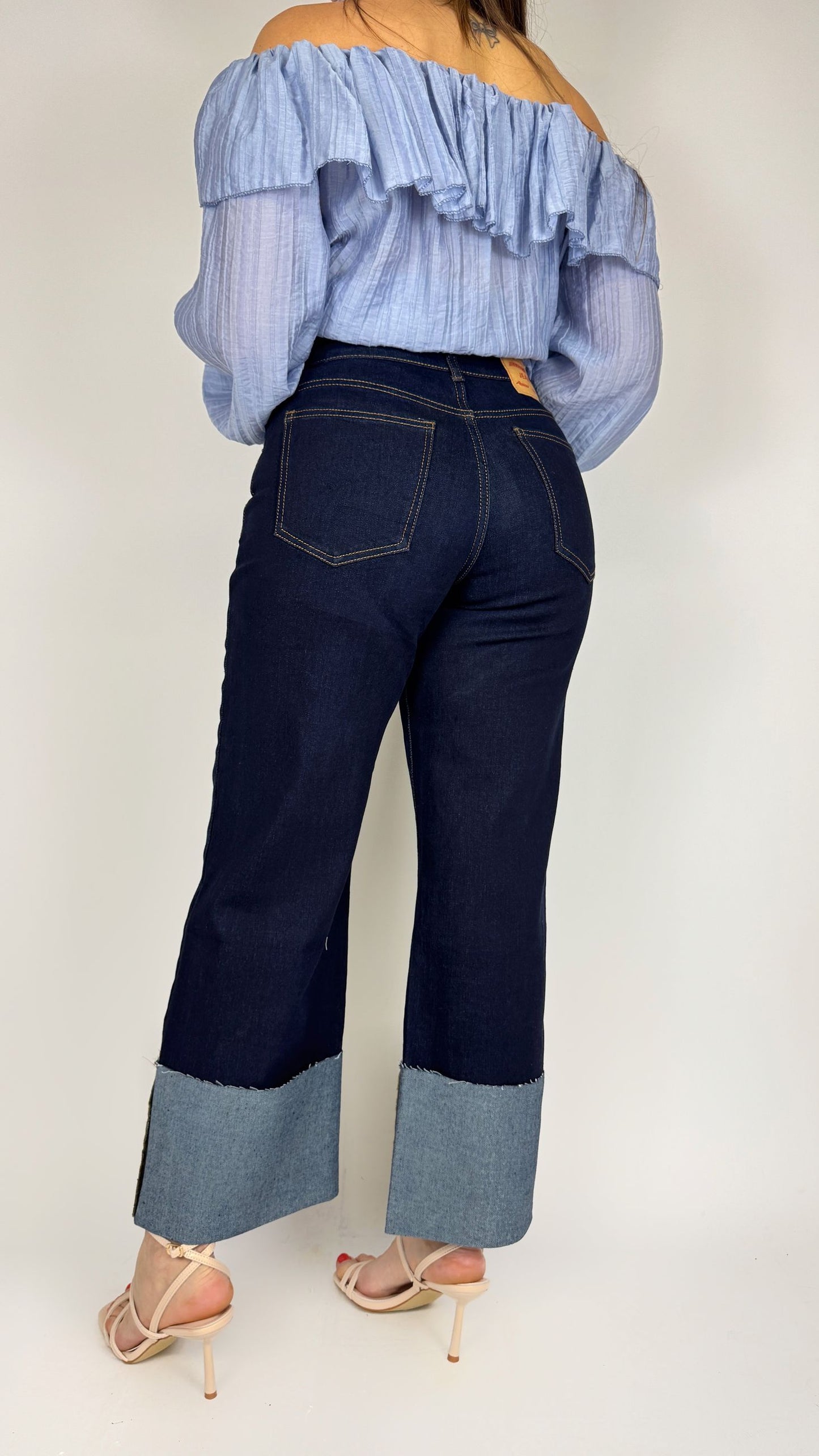 Jeans scuro con piegone alto