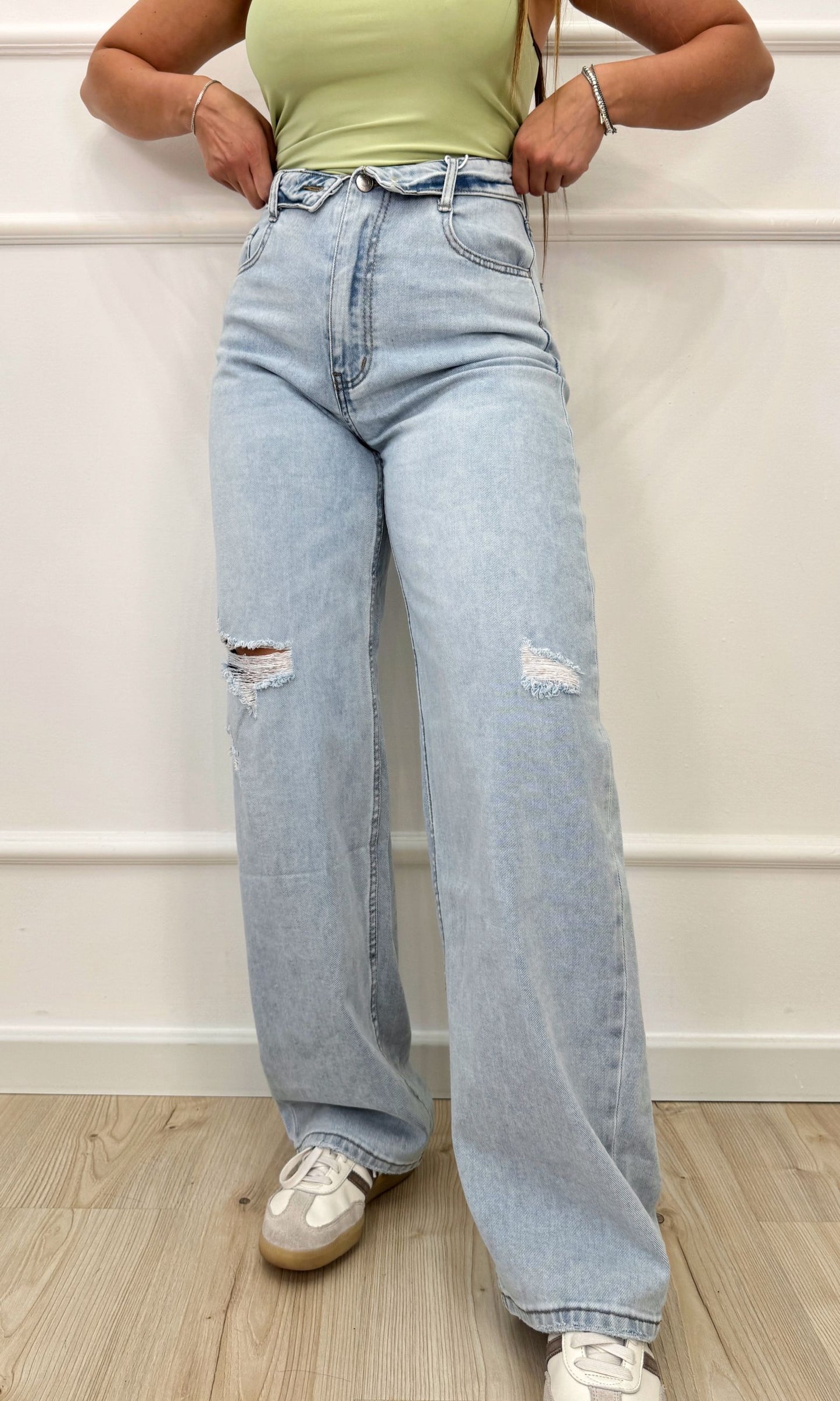 Jeans con cinturino risvoltato
