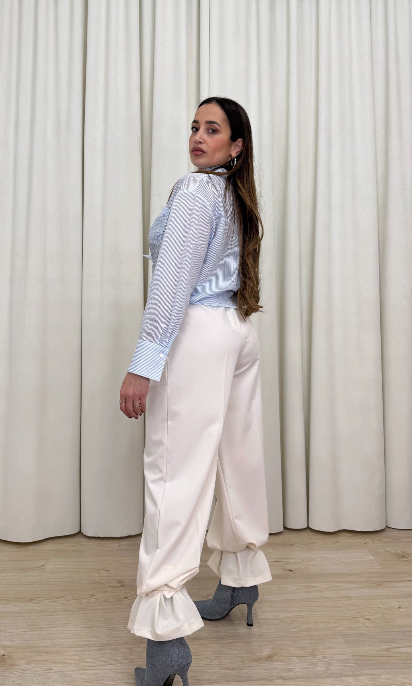 Pantalone con fibbia alla caviglia