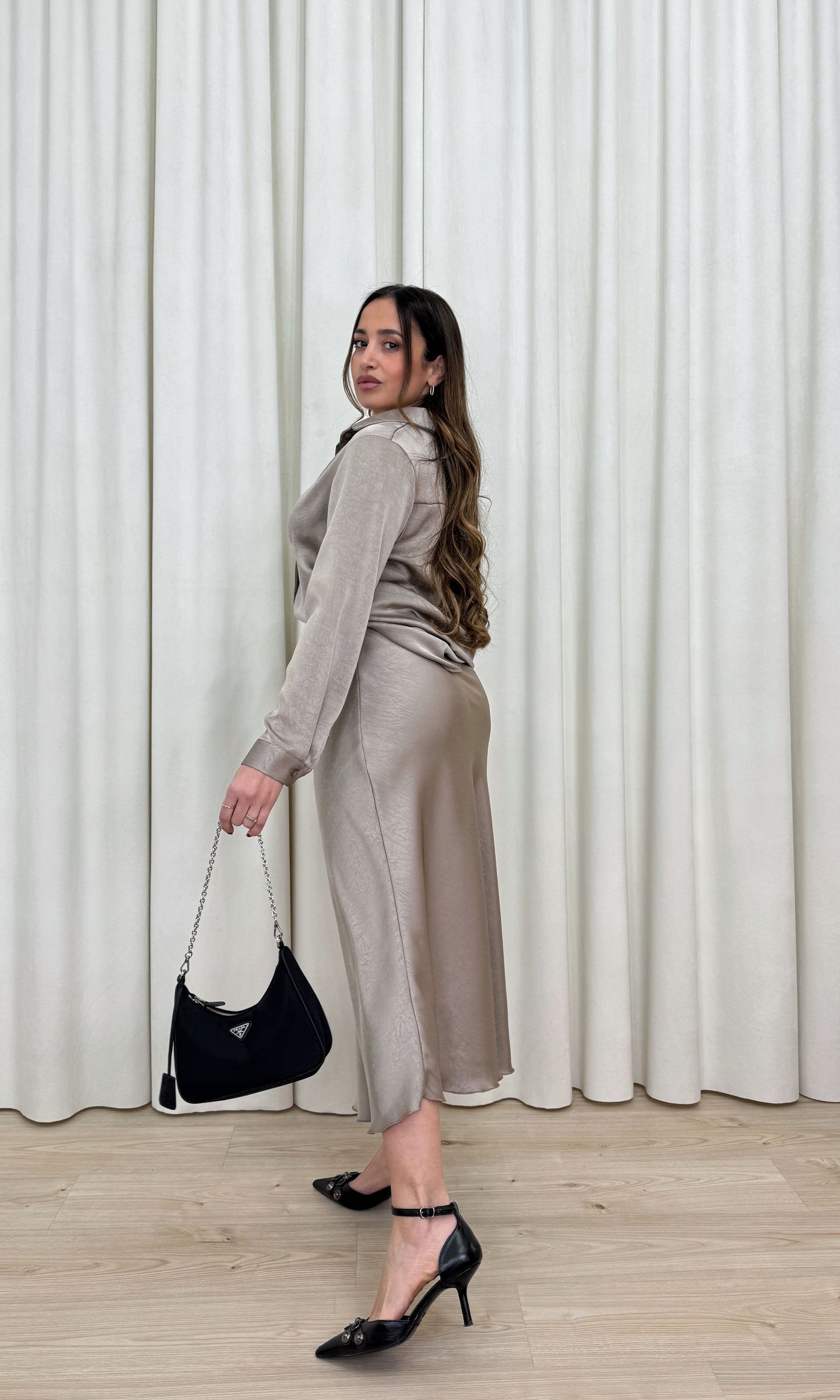 Completo in satin con gonna