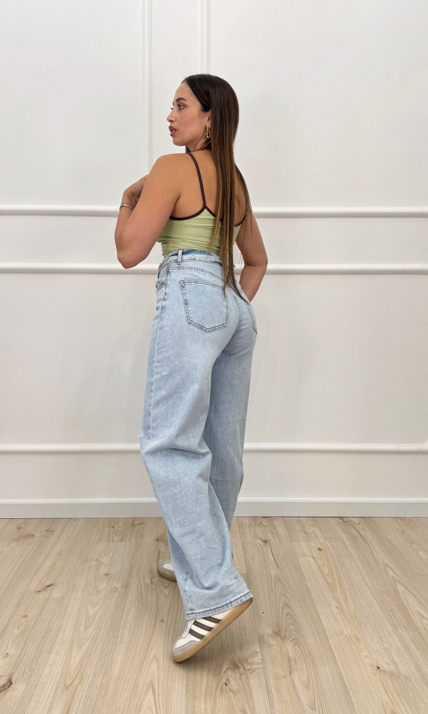 Jeans con cinturino risvoltato