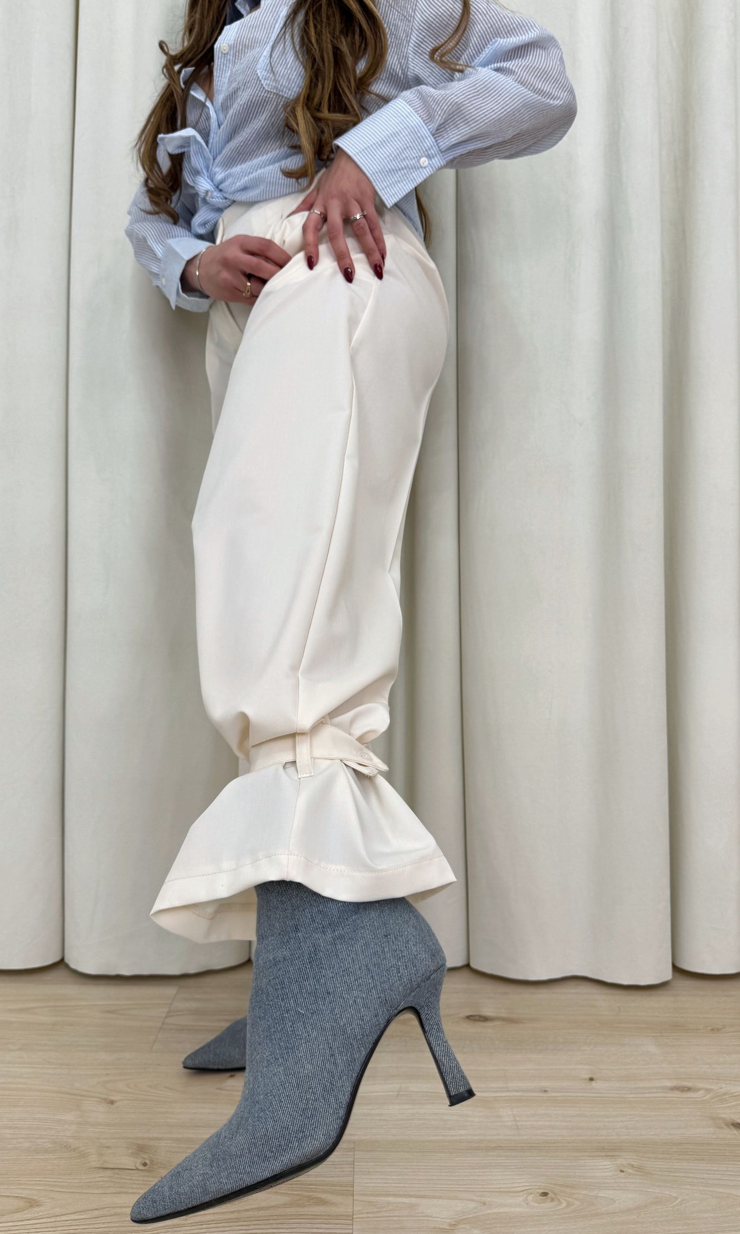 Pantalone con fibbia alla caviglia