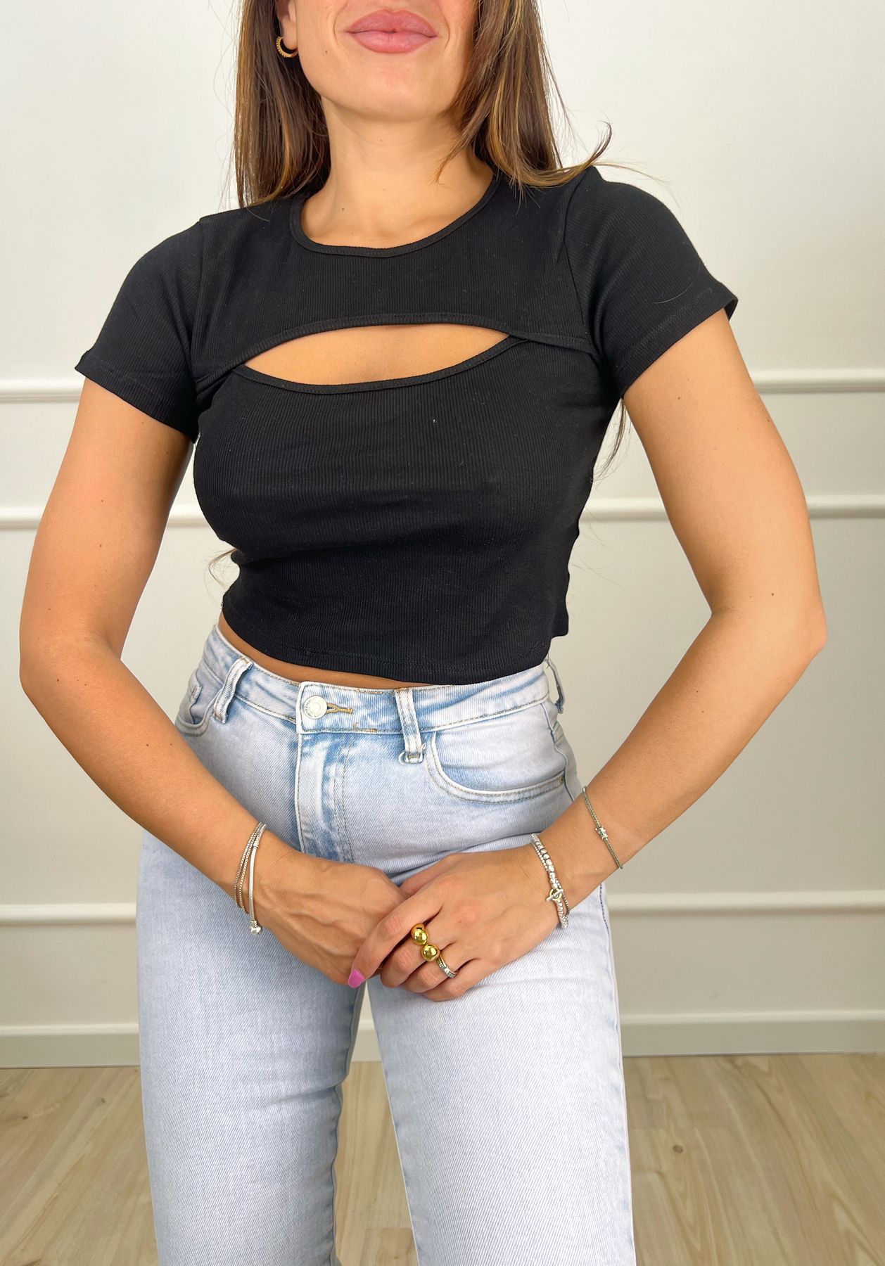 T-shirt crop con apertura