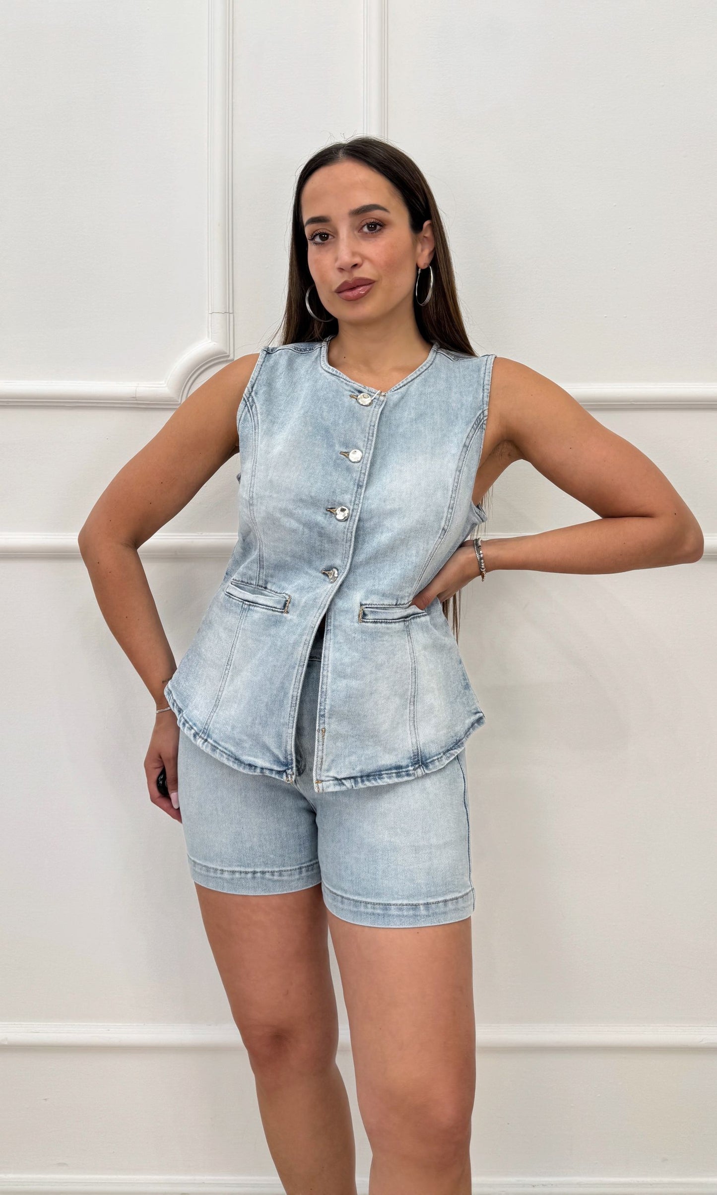 Completo in denim con pantaloncino