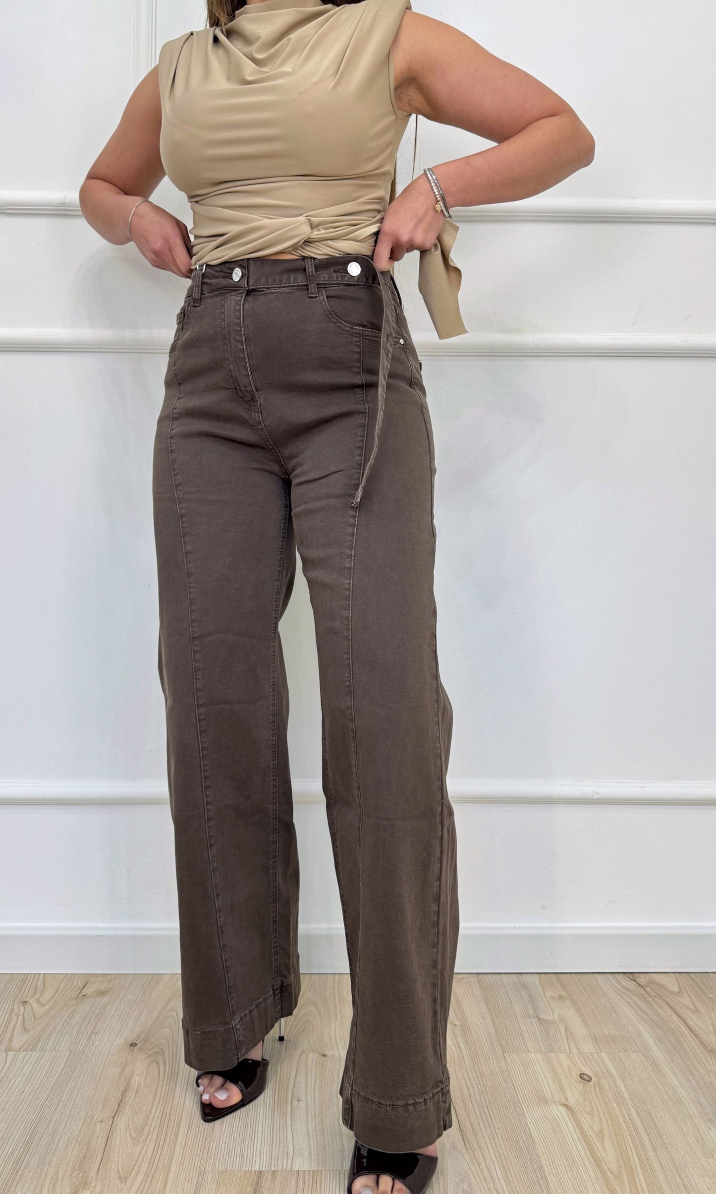 Jeans marrone con doppio bottone