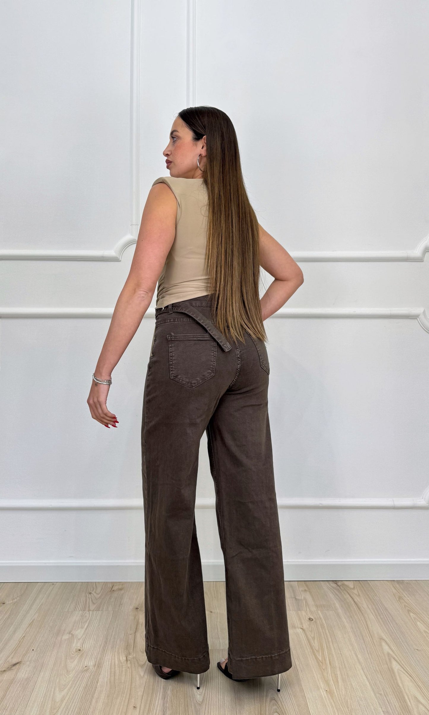 Jeans marrone con doppio bottone