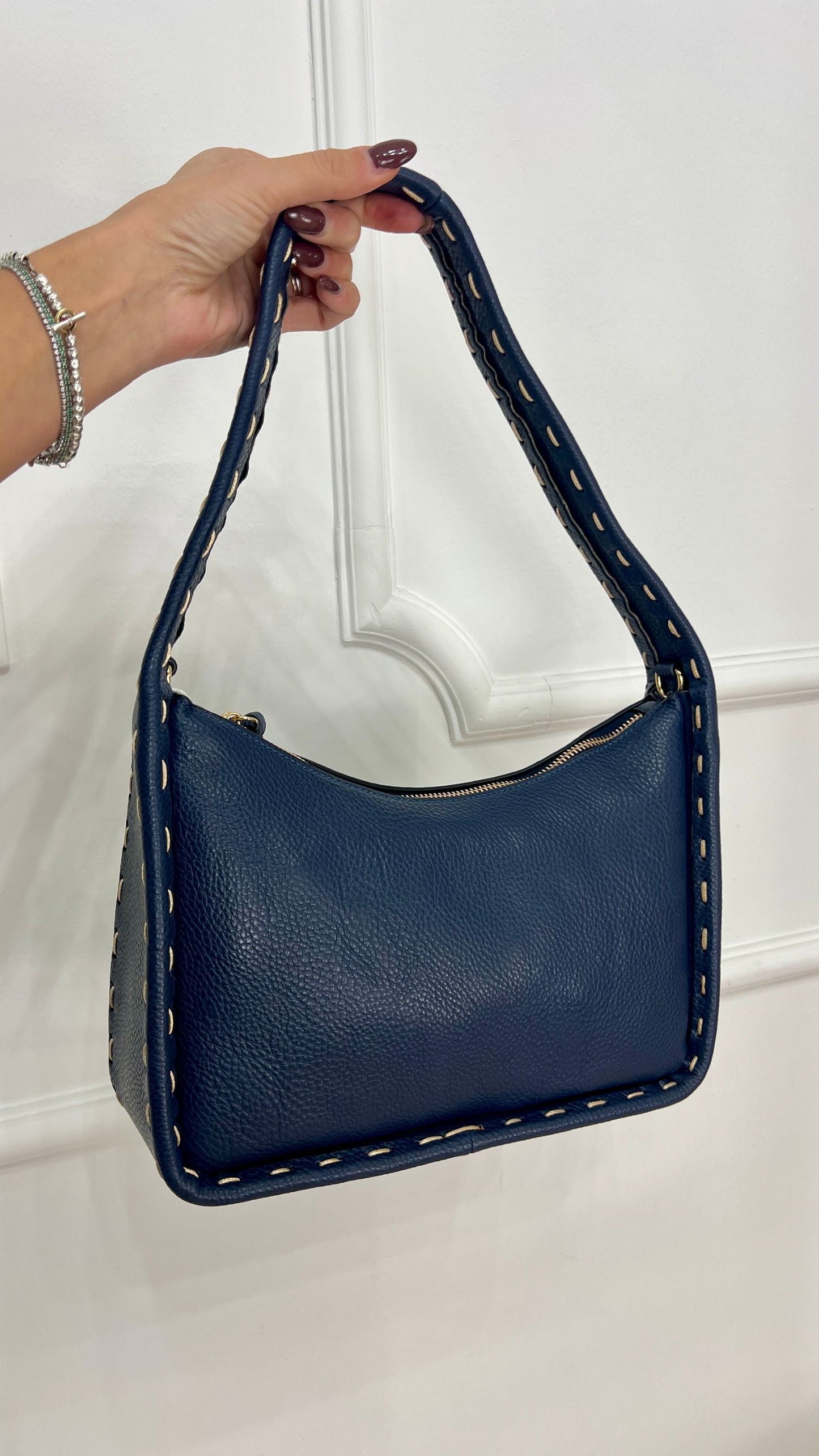 Borsa con impunture blu