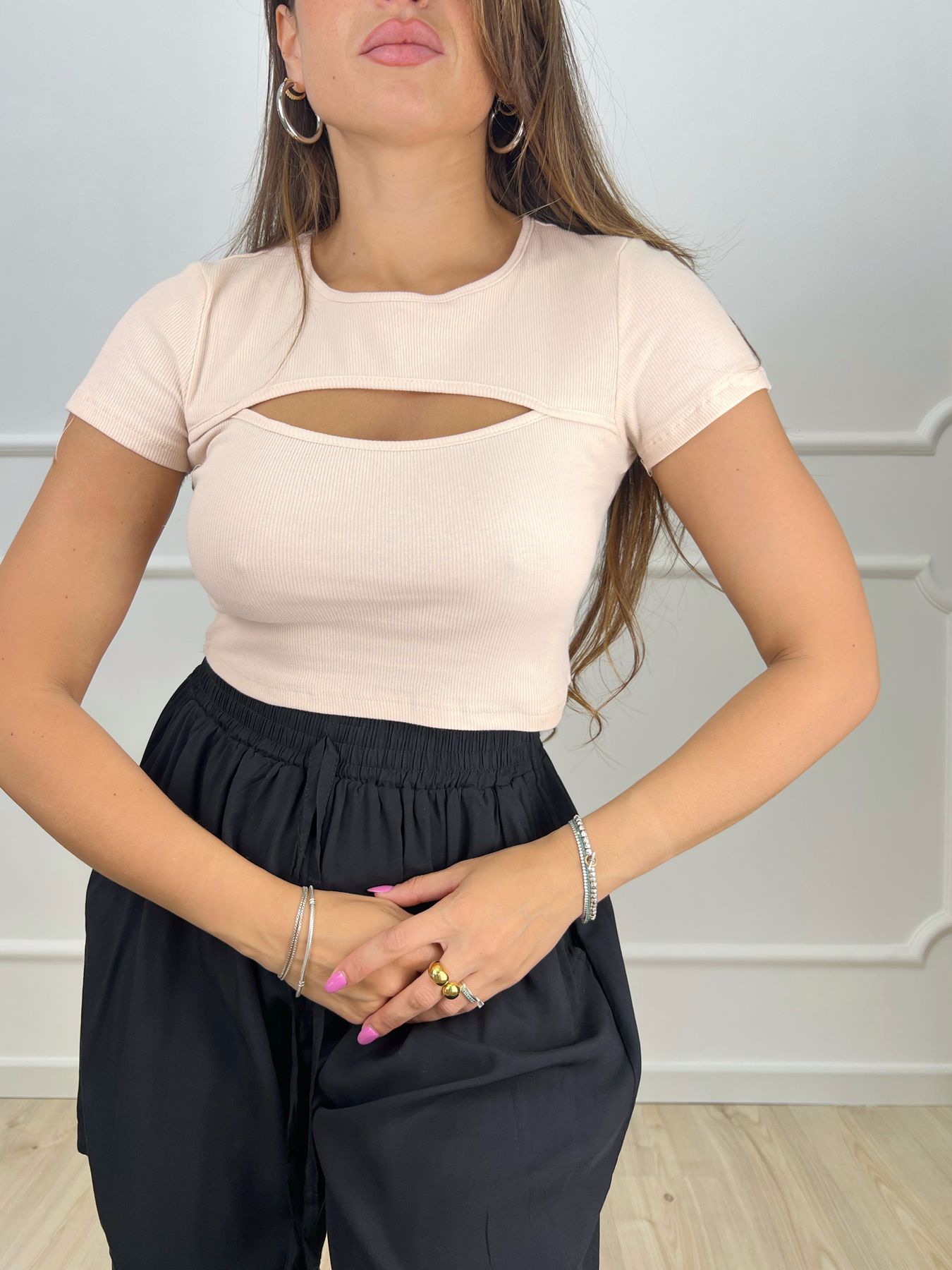 T-shirt crop con apertura