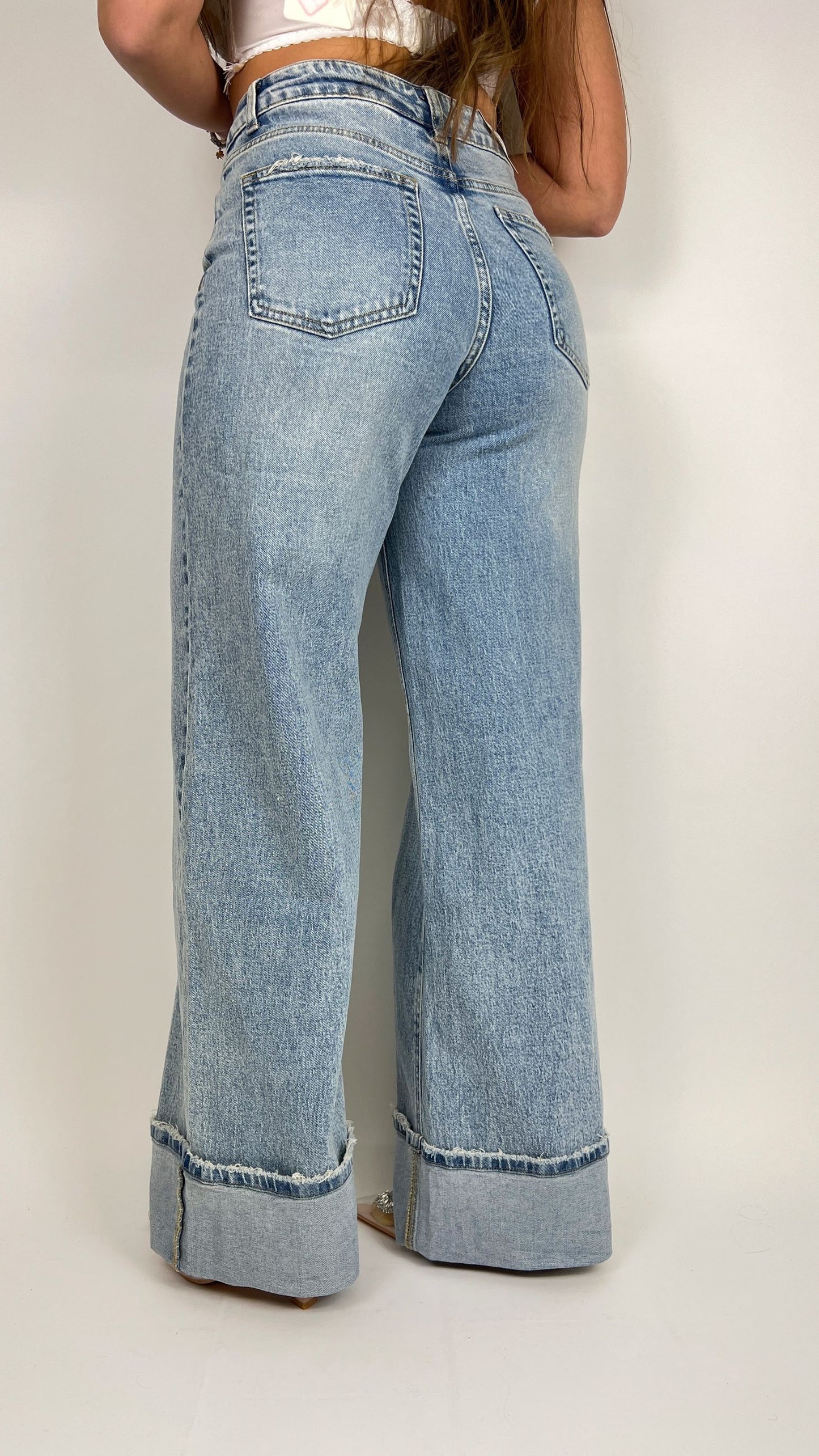Jeans chiaro con piegone