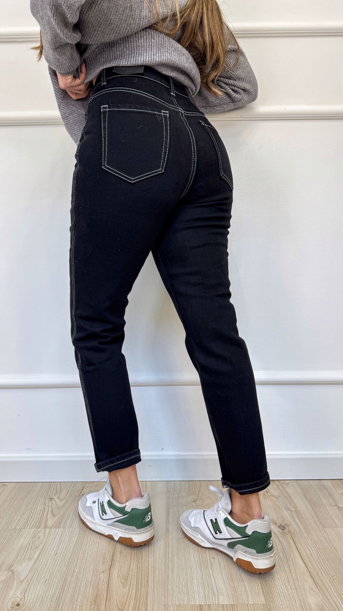 Jeans nero con impunture