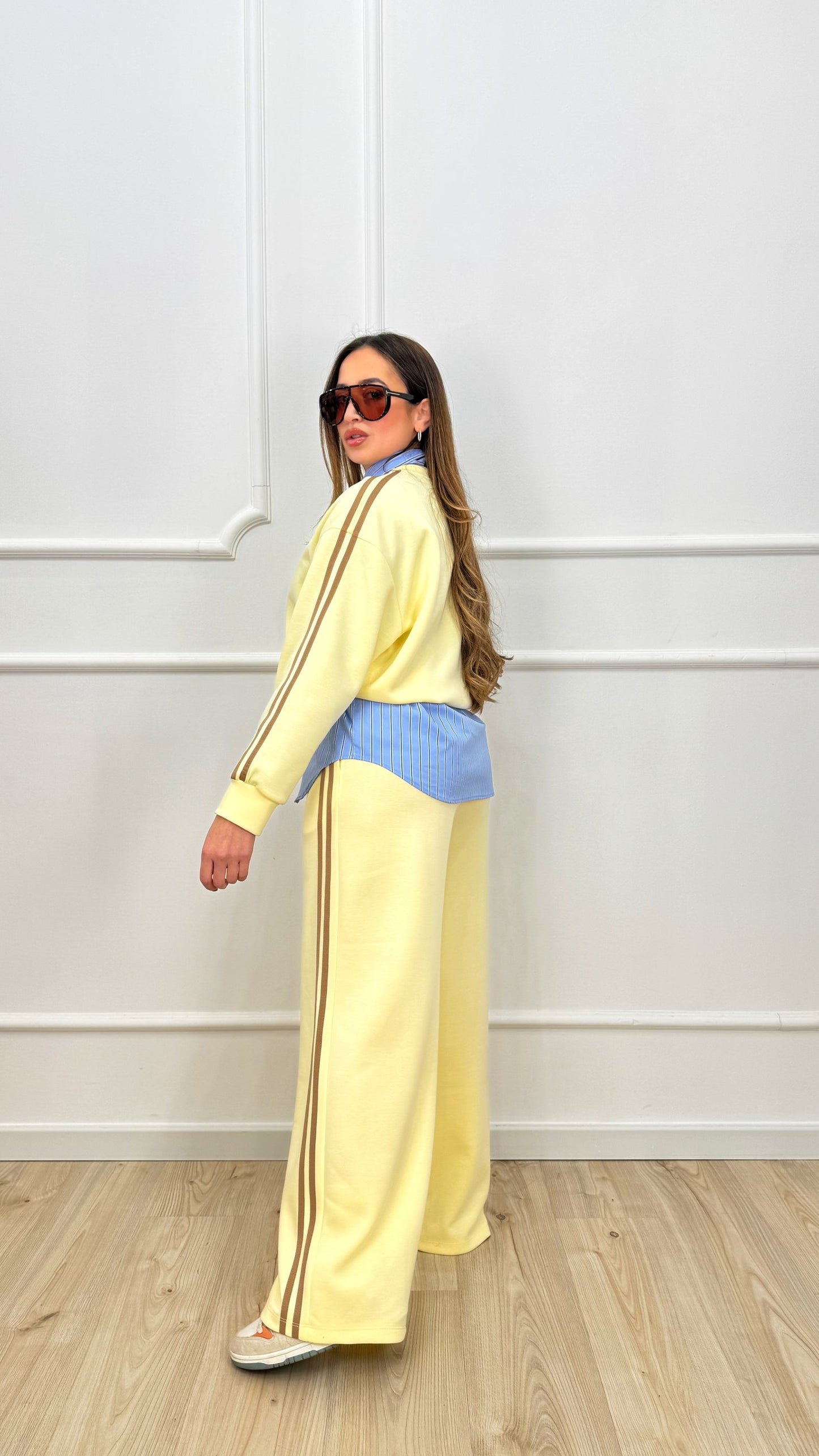 Completo di tuta con bande laterali