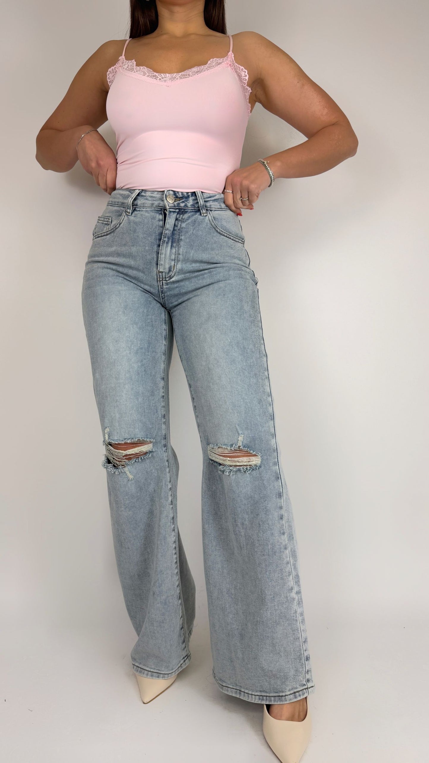 Jeans gamba larga con strappi