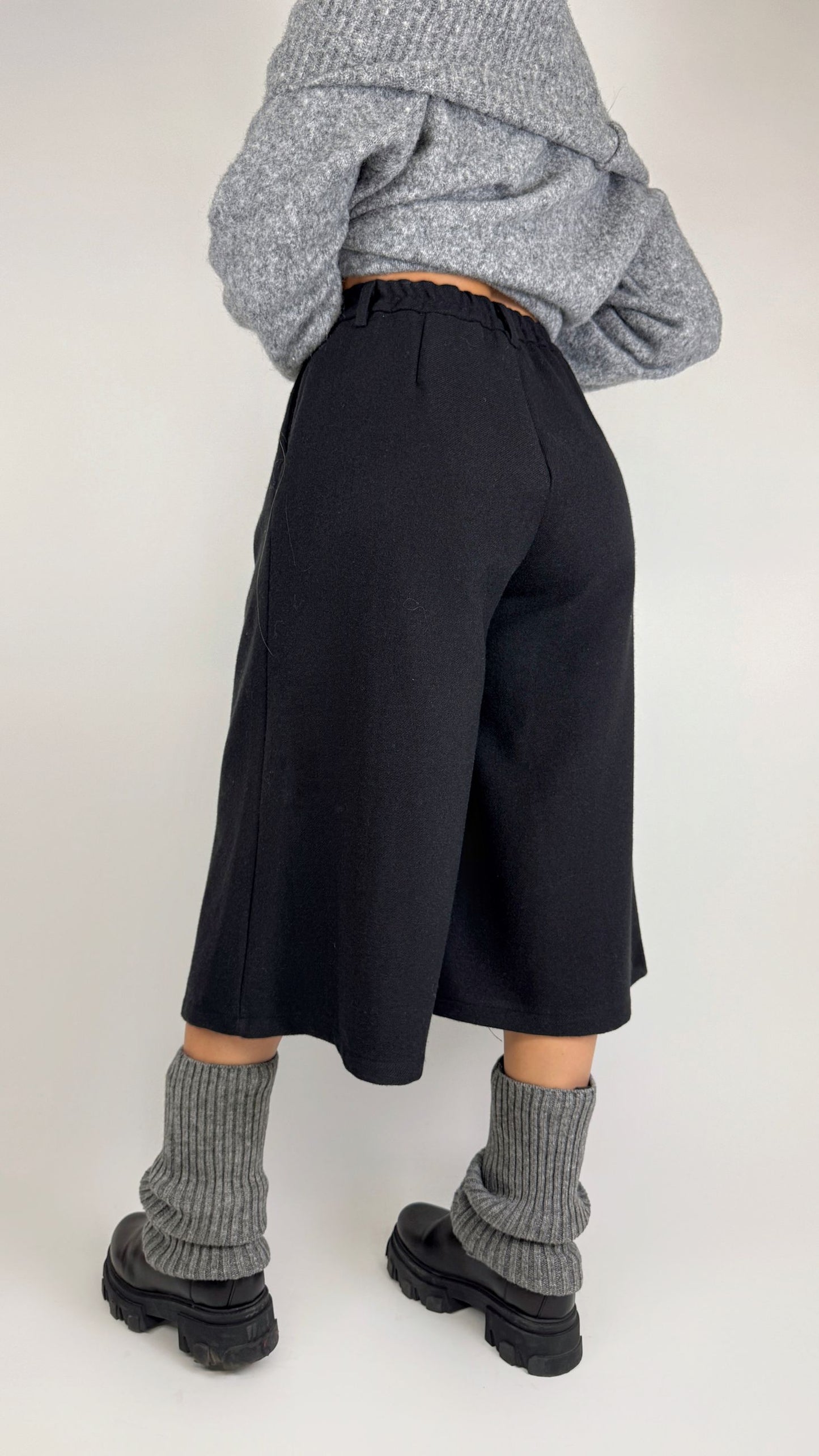 Bermuda in panno nera