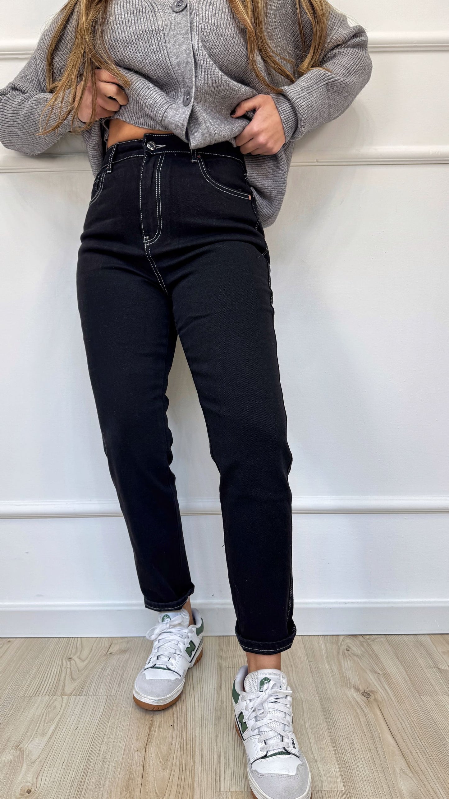 Jeans nero con impunture